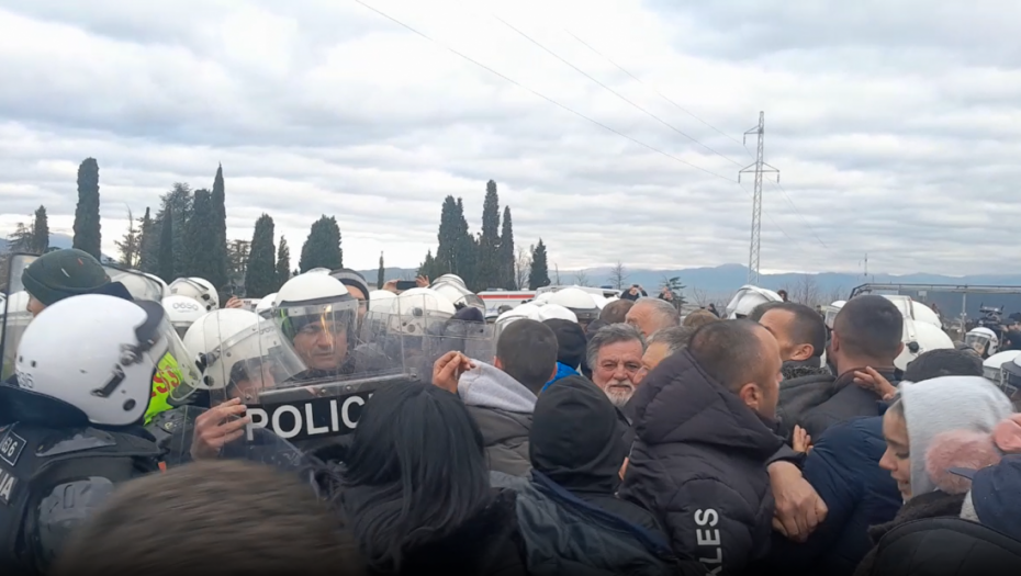 Meštani Botuna na protestu protiv gradnje kolektora tvrde da nisu zapalili bager