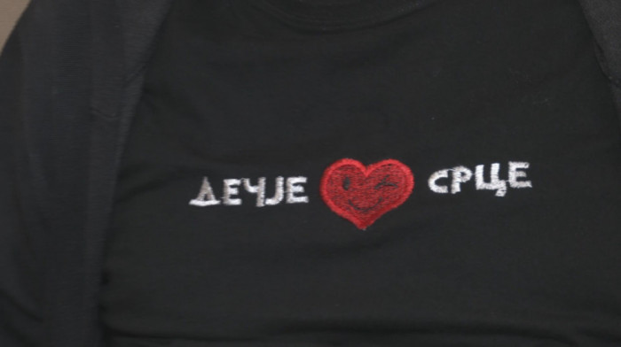 Primer koji inspiriše i ruši barijere: Kafić "Zvuci srca" ugostili poznate ličnosti u prazničnom duhu