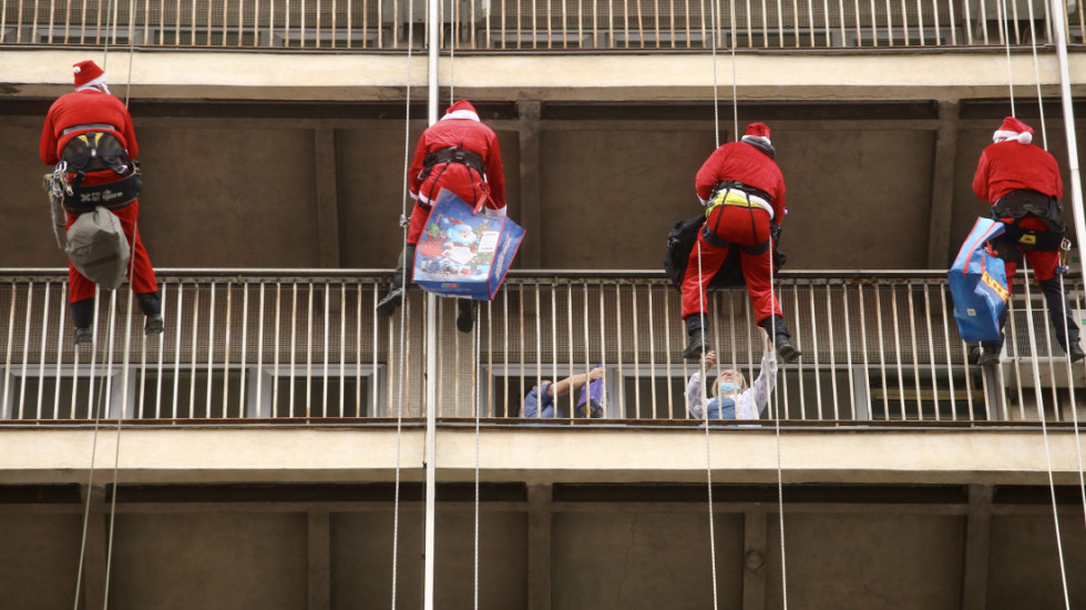 Pripadnici SAJ-a kao Deda Mrazovi obradovali mališane na Institutu za majku i dete (FOTO)