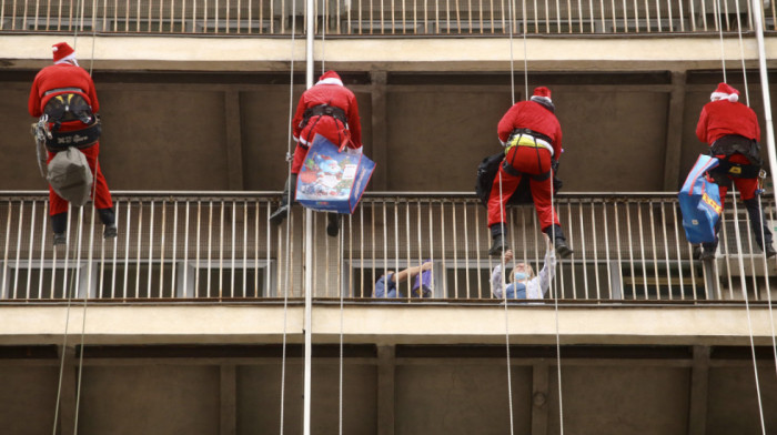 Pripadnici SAJ-a kao Deda Mrazovi obradovali mališane na Institutu za majku i dete (FOTO)