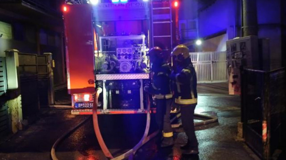 Gorela tabla sa osiguračima: Požar u soliteru na Voždovcu ugašen pre dolaska vatrogasaca