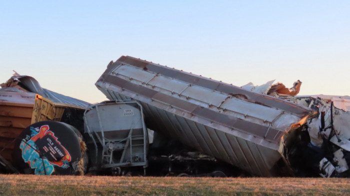 Voz iskočio iz šina u Kentakiju, došlo do požara i curenja hemikalija, bez žrtava