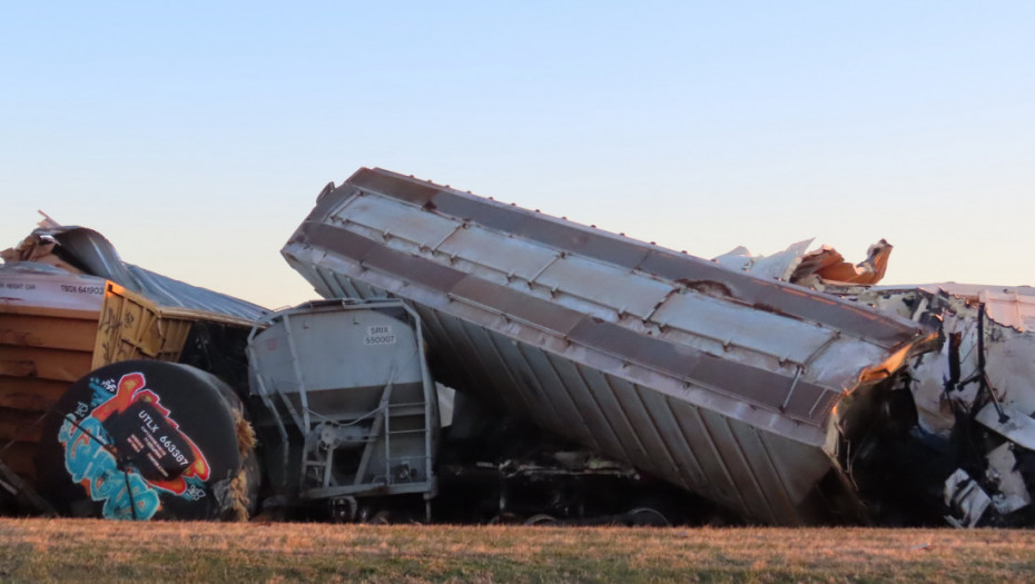 Voz iskočio iz šina u Kentakiju, došlo do požara i curenja hemikalija, bez žrtava