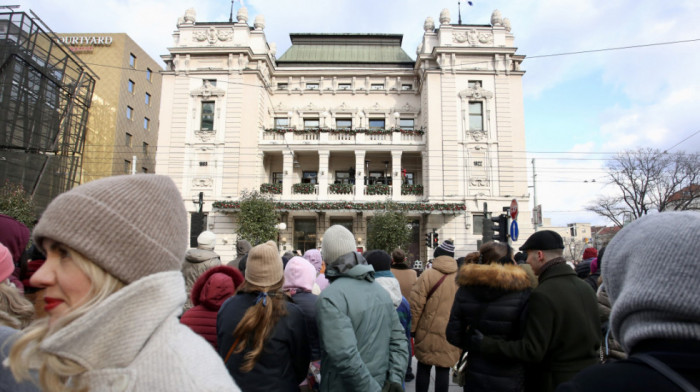 "Novogodišnji muzički intermeco": Dobro raspoloženje na Trgu republike u poslednjem danu 2025. godine (VIDEO)