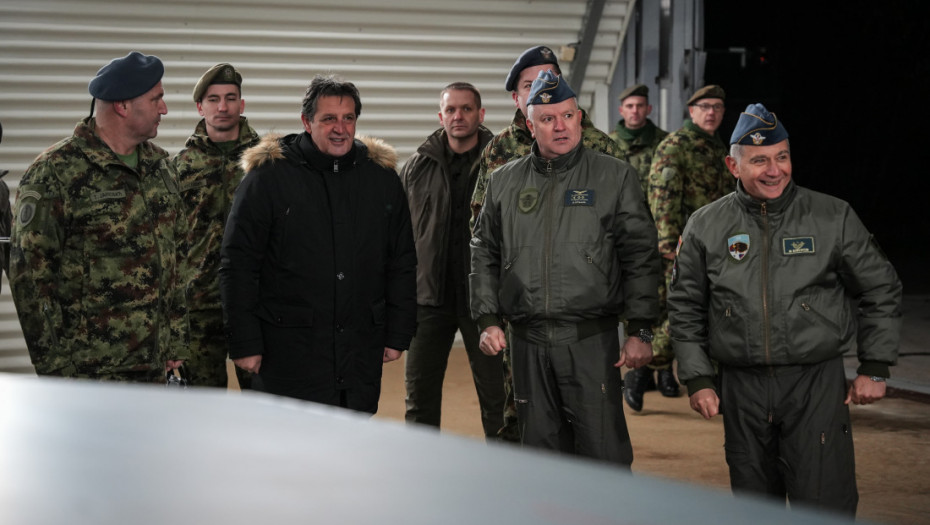 Gašić u novogodišnjoj noći obišao dežurnu jedinicu lovačke avijacije