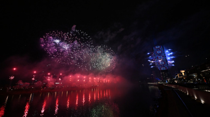 Spektakla na nebu: Beograđani i gosti prestonice dočekali Novu 2026. na Sava promenadi uz vatromet i šou dronova