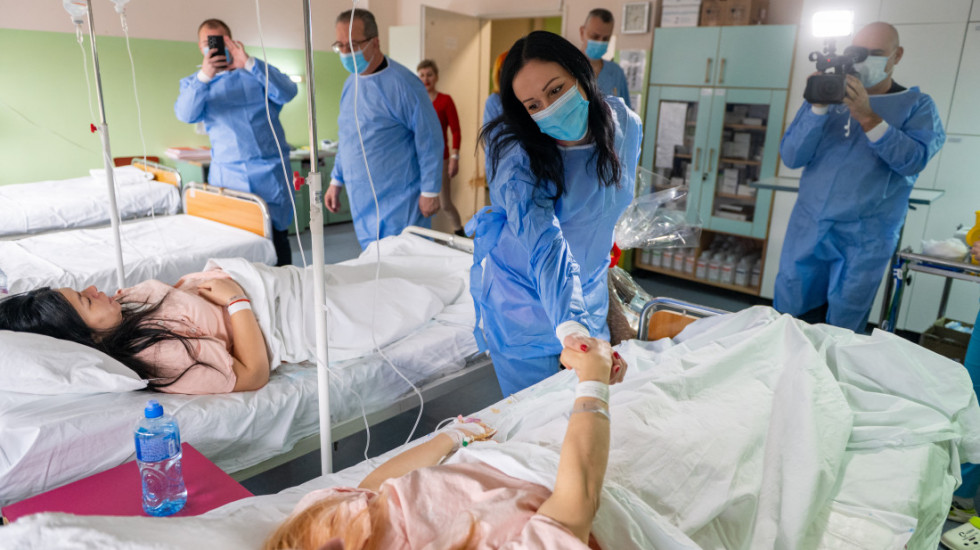 U Nišu prve bebe četiri dečaka, Žarić Kovačević uručila poklone ministarstva (FOTO)