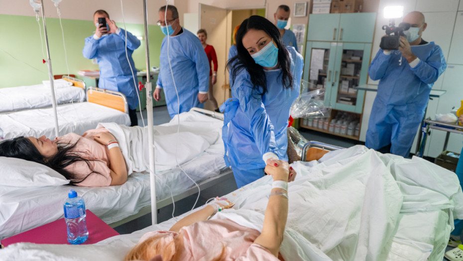 U Nišu prve bebe četiri dečaka, Žarić Kovačević uručila poklone ministarstva (FOTO)