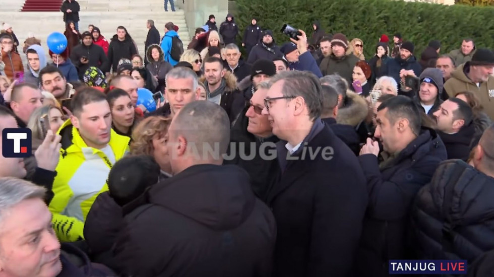 Vučić obilazi novogodišnje selo ispred Doma Narodne Skupštine