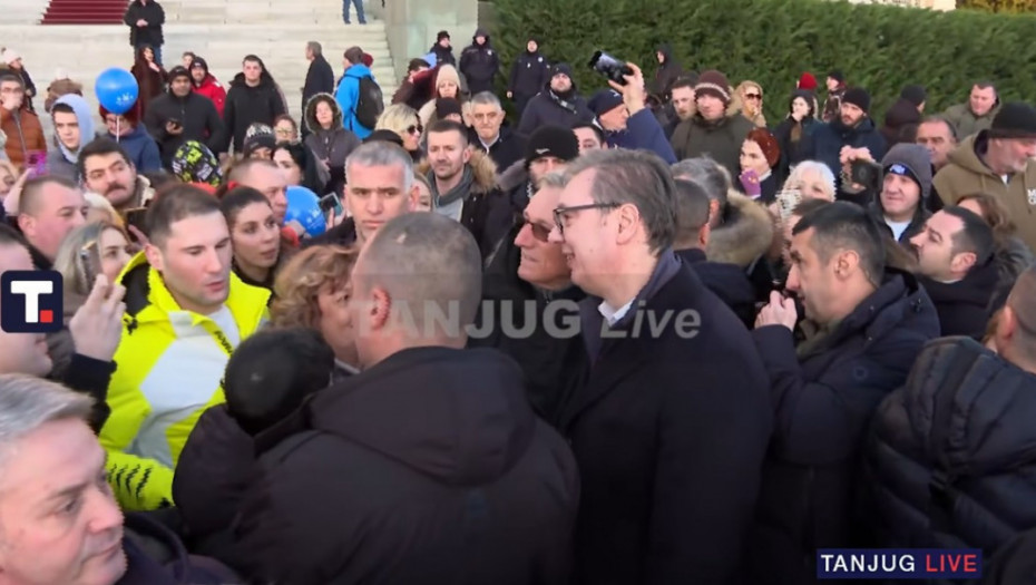 Vučić obilazi novogodišnje selo ispred Doma Narodne Skupštine