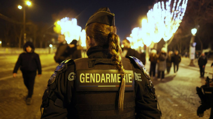 Tokom novogodišnje noći u Parizu privedeno 125 osoba, paljenje vozila izostalo