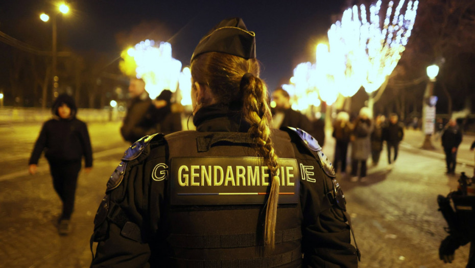 Tokom novogodišnje noći u Parizu privedeno 125 osoba, paljenje vozila izostalo