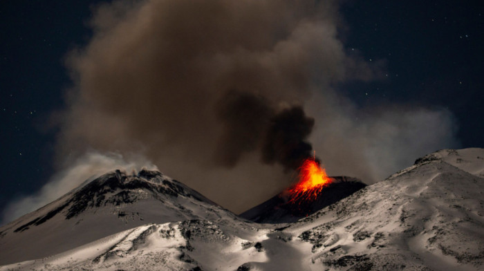 Spektakularna novogodišnja erupcija na Siciliji: Etna izbacila lavu, nema opasnosti za obližnja sela
