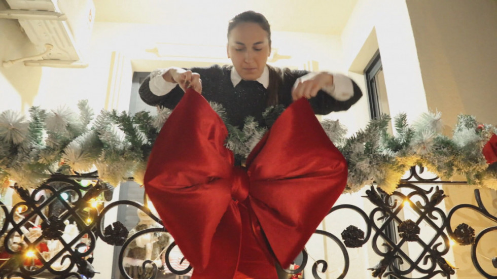 Šta se sve može kad se komšije slože? Stanari zajedno dekorisali najlepšu zgradu u Čačku