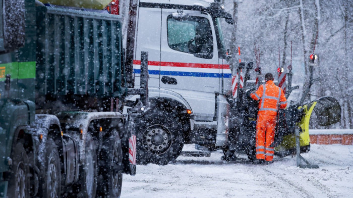 Sneg paralisao saobraćaj u Holandiji, pogođeno 500 letova na Šipolu