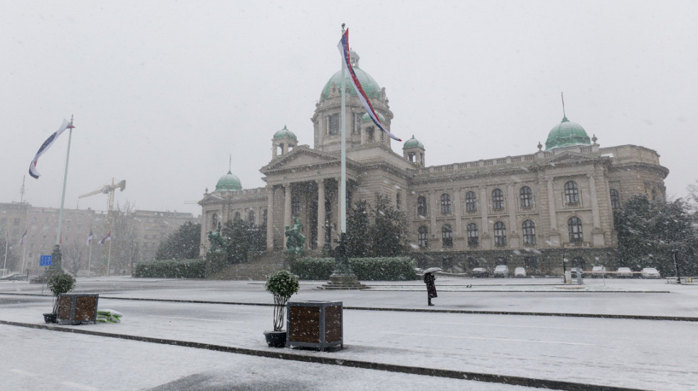 Ispred Doma narodne skupštine uklonjene novogodišnje kućice, saobraćaj i dalje nije pušten