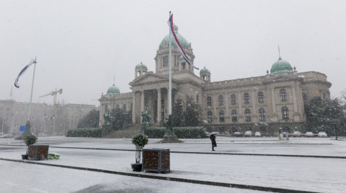 Ispred Doma narodne skupštine uklonjene novogodišnje kućice, saobraćaj i dalje nije pušten