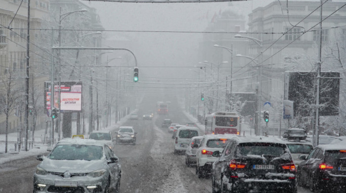 Zima pravi probleme u Srbiji: Saobraćaj blokiran, pojedini letovi odloženi, građanima se savetuje oprez