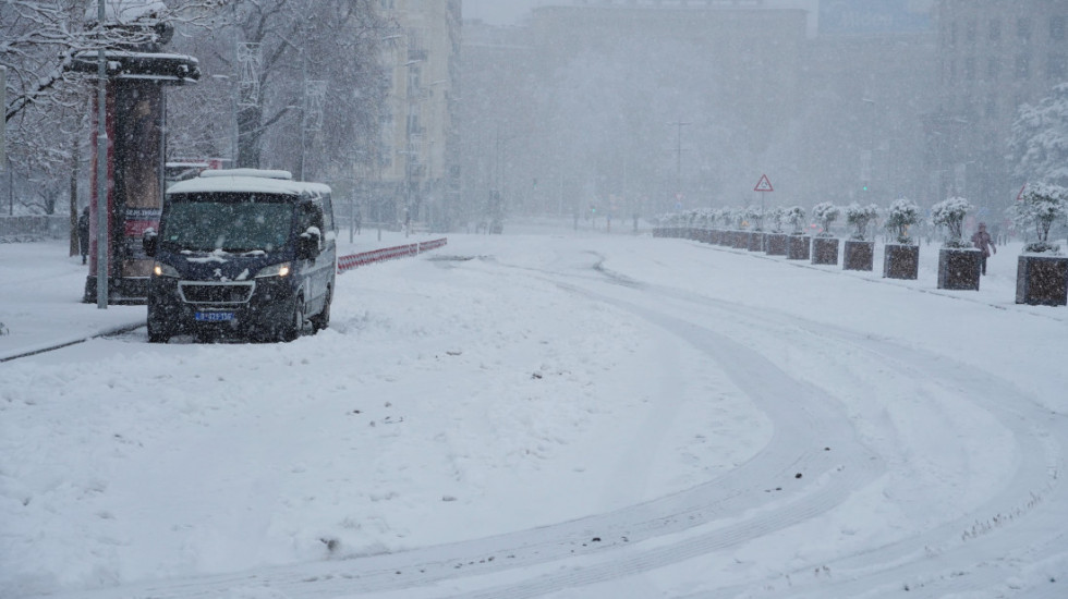 AMSS poziva vozače na oprez zbog snega i poledice: Koristite glavne putne pravce, nigde bez zimske opreme