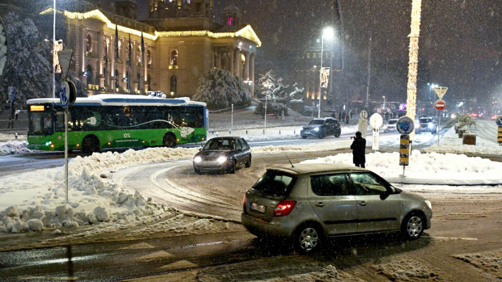 Uspostavljen saobraćaj na Trgu Nikole Pašića (FOTO)