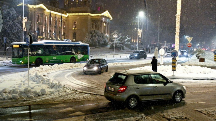 Uspostavljen saobraćaj na Trgu Nikole Pašića (FOTO)