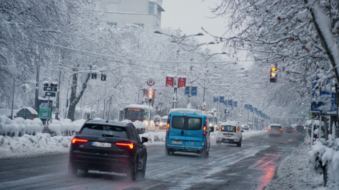 Beograd i veći deo Srbije pod snegom: Svi državni putevi prohodni, ali uz zimske uslove, moguća kašnjenja letova