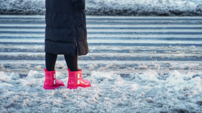 Snežne padavine i oluje izazivale prekide u saobraćaju širom Evrope