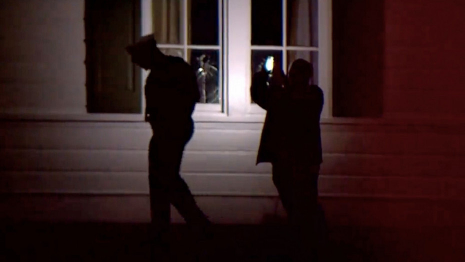 Uhapšen muškarac zbog razbijanja prozora na kući Džej Di Vensa u Ohaju