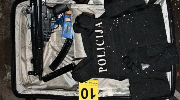 Svi detalji velike akcije MUP-a i VJT: Zaplenjeo oružje, nađena lažna policijska oprema, uhapšen osumnjičeni