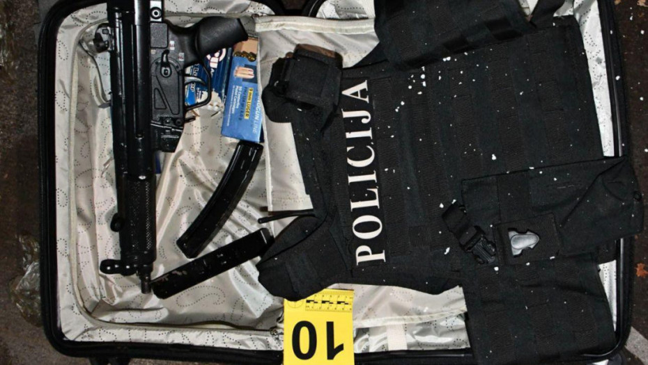 Svi detalji velike akcije MUP-a i VJT: Zaplenjeo oružje, nađena lažna policijska oprema, uhapšen osumnjičeni