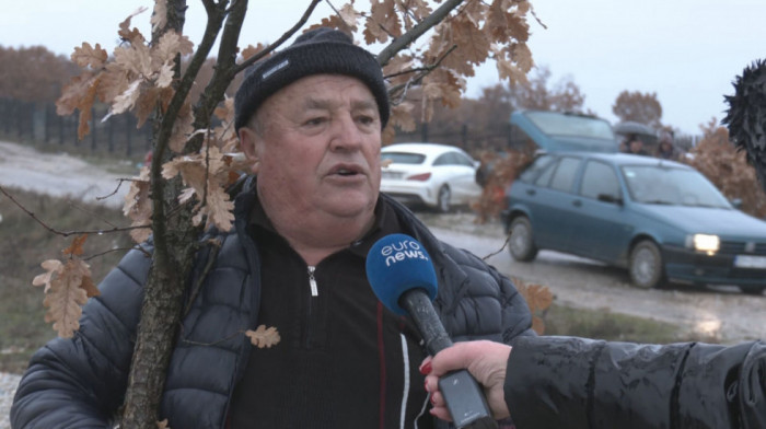 Seča badnjaka na Kosovu i Metohiji: "Kiša nas nije sprečila, molimo se za mir, zdravlje i sreću"