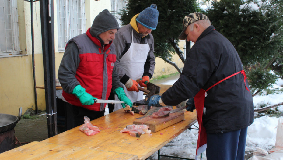 "Lepo je druženje, a malo se i zarakija": Mađari iz Temerina kuvaju riblju čorbu za Srbe povodom Badnjeg dana (FOTO)