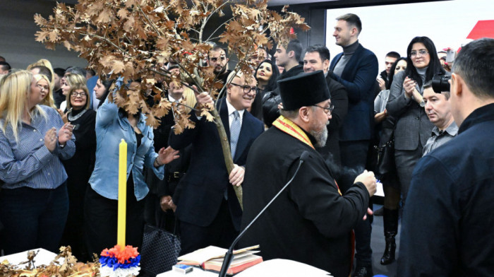 Vučević uneo badnjak u prostorije SNS: Bilo mnogo izazova, ali država će biti sačuvana