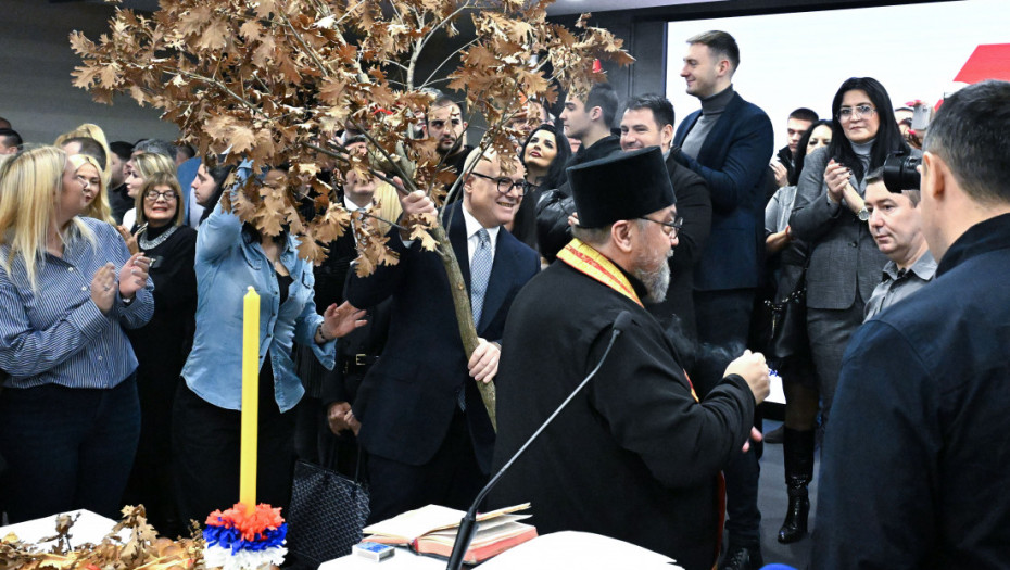 Vučević uneo badnjak u prostorije SNS: Bilo mnogo izazova, ali država će biti sačuvana