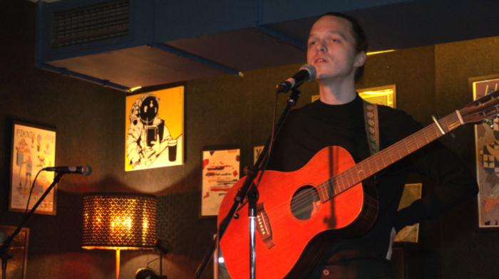 Glas kao glavni instrument: Mladi kantautor Igor Božanić začetnik "sevdah-noir" žanra (VIDEO)