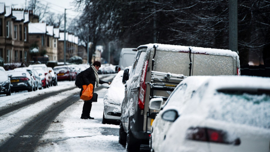 Sneg i led paralizovali Evropu, najmanje pet osoba stradalo, stotine letova otkazano