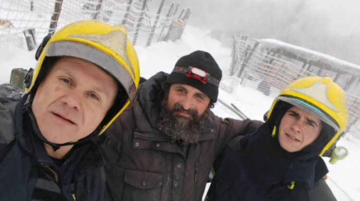 Kroz smetove i nepristupačne puteve: Vatrogasci dopremili pomoć zavejanom isposniku kod Bora