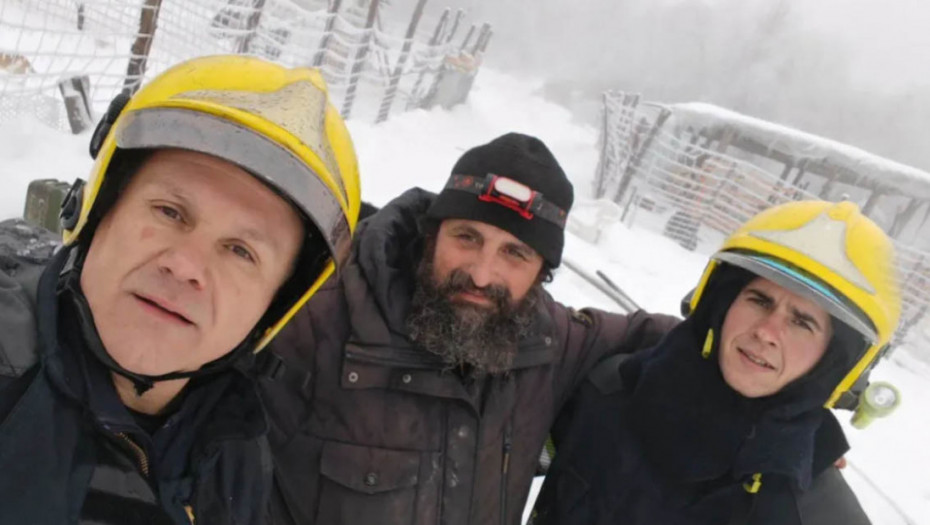 Kroz smetove i nepristupačne puteve: Vatrogasci dopremili pomoć zavejanom isposniku kod Bora