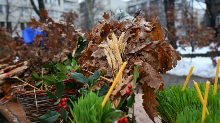Badnji dan i veče kroz običaje, molitvu i okupljanje najavljuju radost Božića: Praznik zajedništva, svetlosti i vere