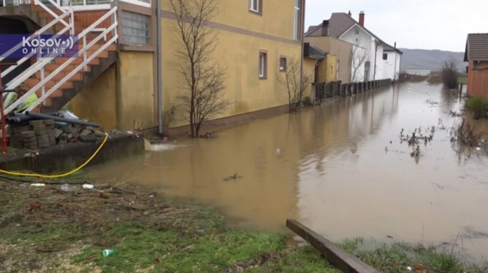 Poplave na zapadu Kosova i Metohije, pojedina mesta bez struje i vode, dosta evakuisanih