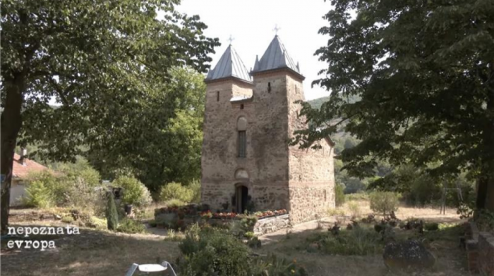 "Srpski Notr Dam" sa vizantijsko plavom: Neobična crkva u timočkom kraju čuva tajne stare vekovima (VIDEO)