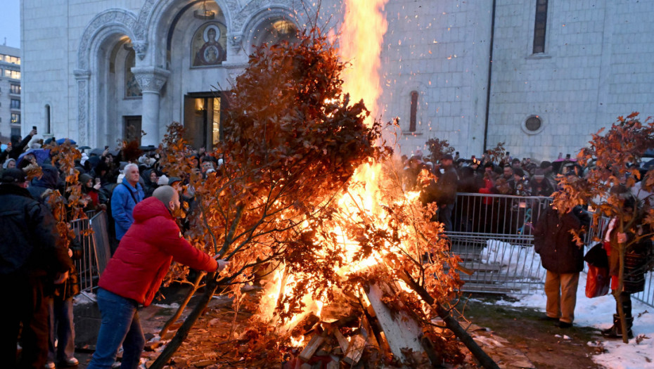 Zapaljen badnjak ispred Hrama Svetog Save, veliki broj vernika slavi Badnje veče (FOTO/VIDEO)