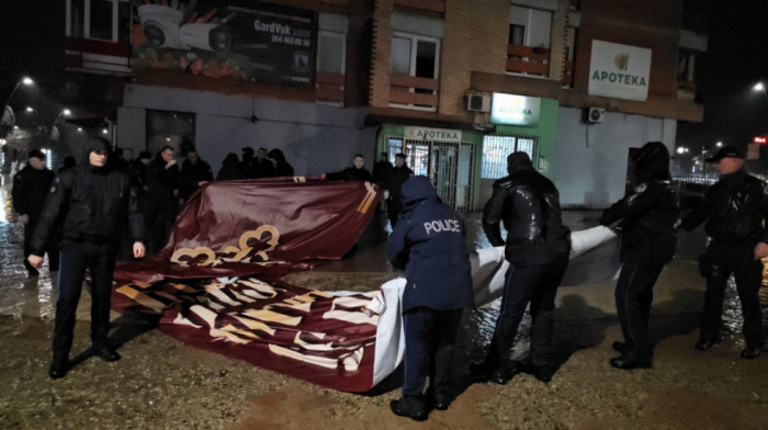 U Severnoj Mitrovici tzv. kosovska policija zabranila postavljanje transparenta "Mir Božji, Hristos se rodi" (FOTO)
