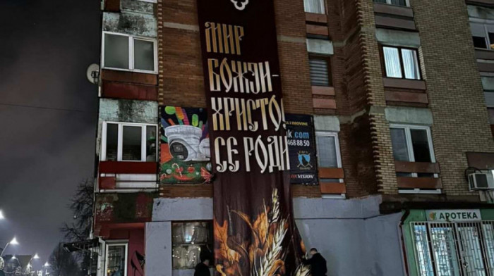Severna Mitrovica: Policija vratila transparent "Mir Božji, Hristos se rodi“, koji je odmah postavljen