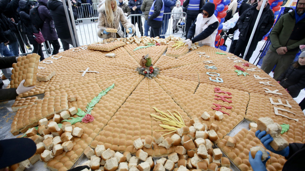 Veliki broj građana prisustvovao lomljenju česnice ispred Hrama Svetog Save