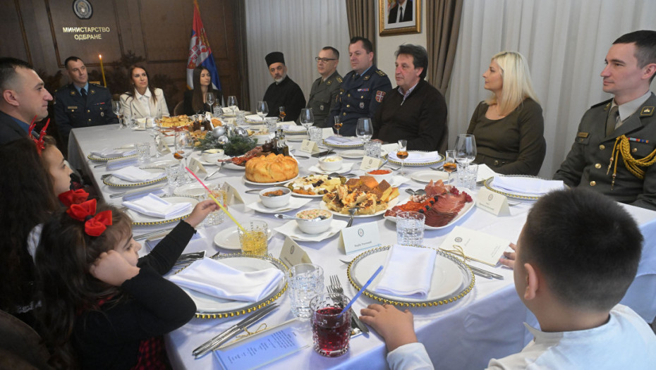 Gašić na božićnom ručku ugostio sedmočlanu porodicu pripadnika Vojske Srbije