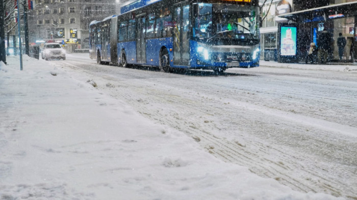 Izmenjene pojedine trase linija GSP zbog snega, autobusi se zaglavili u naselju Braće Jerković