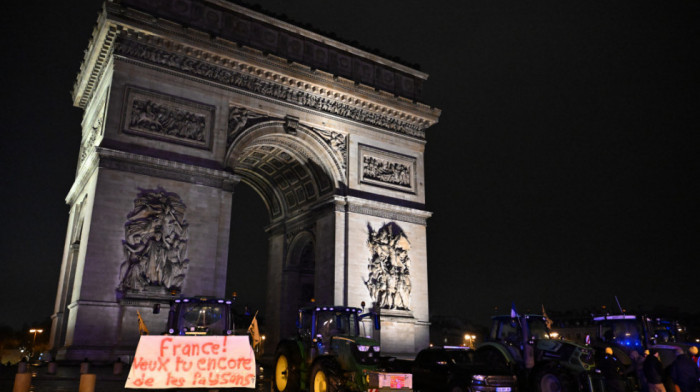 Poljoprivrednici u Parizu blokirali Trijumfalnu kapiju i Ajfelov toranj