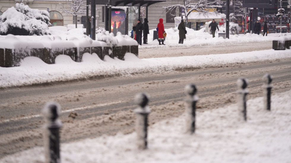 Vlažni kolovozi i sneg na većini puteva: Moguća pojave magle, savetuje se oprez u vožnji