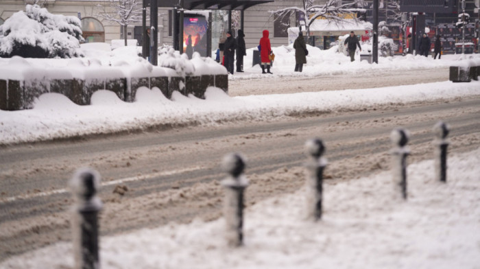 Vlažni kolovozi i sneg na većini puteva: Moguća pojave magle, savetuje se oprez u vožnji